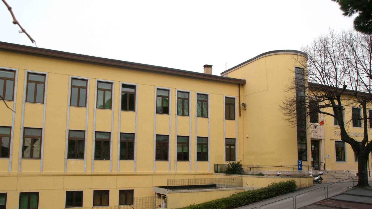 La facciata dell'istituto superiore "Don Lazzeri - Stagi" di Pietrasanta