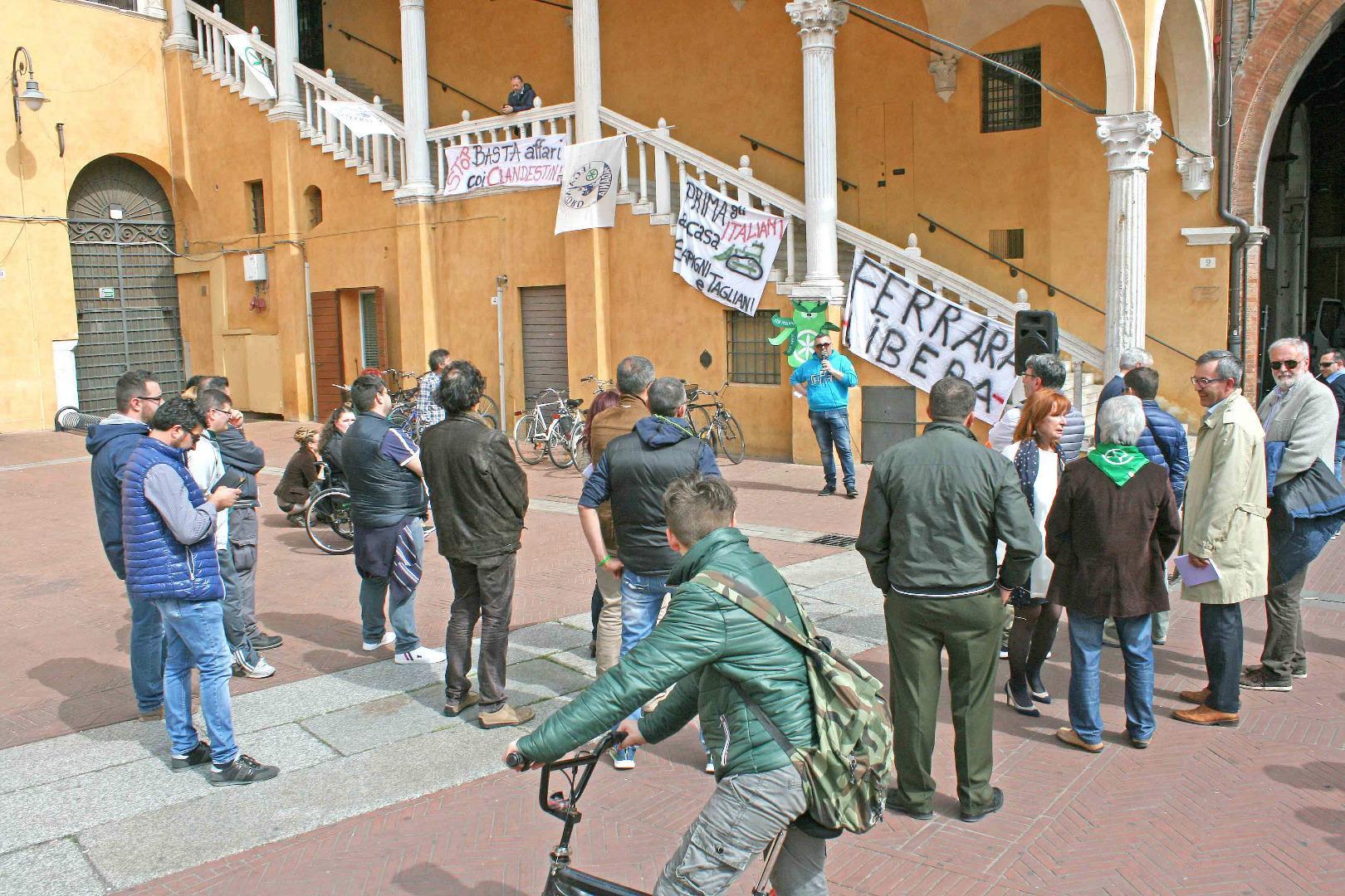 Il comizio di Nicola Lodi e gli striscioni sullo Scalone