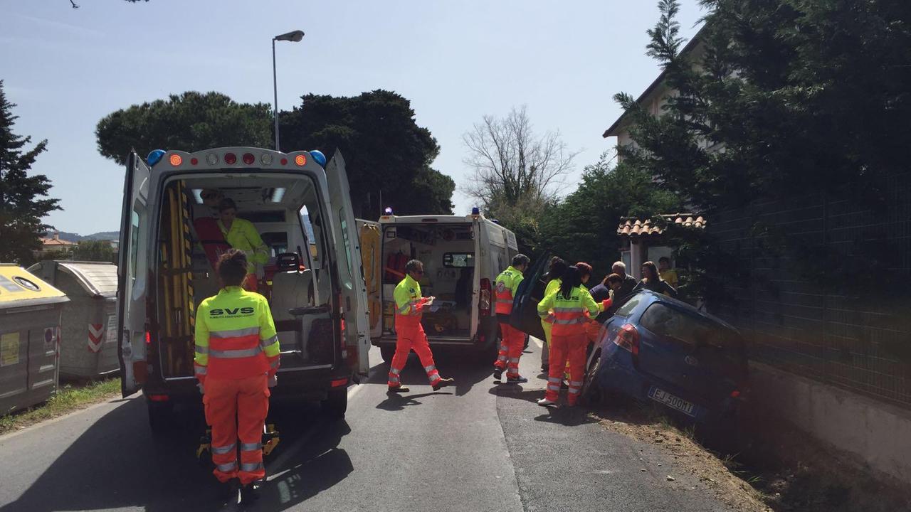 L'auto fuori strada e i soccorsi della Svs