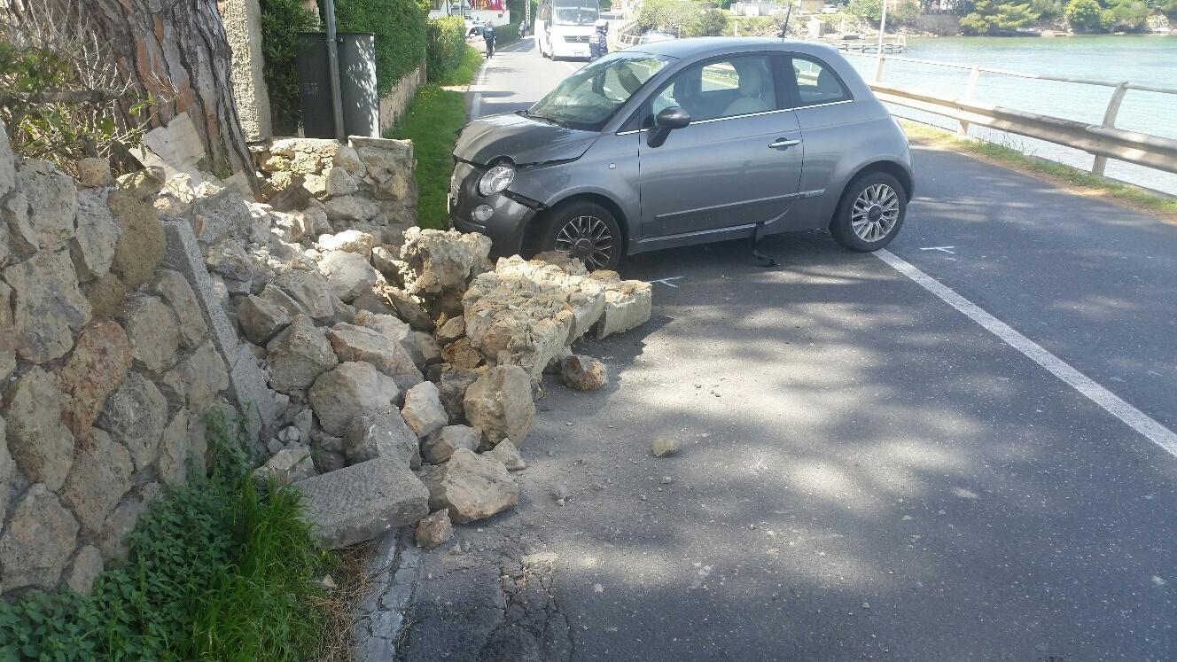 L'auto finita contro il muro
