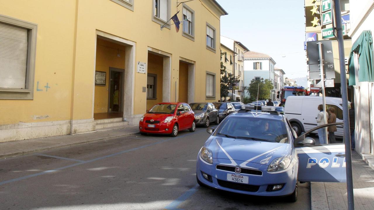 Una volante della polizia in via Garibaldi a Montecatini (foto di repertorio)