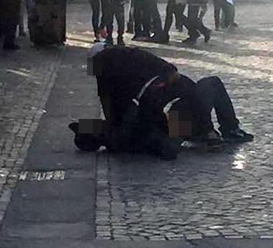 Picchiato con una bottiglia di notte, paura e proteste dei residenti