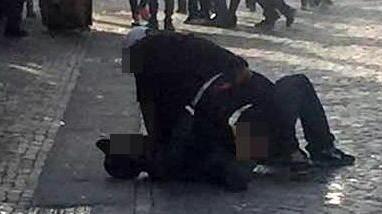Picchiato con una bottiglia di notte, paura e proteste dei residenti
