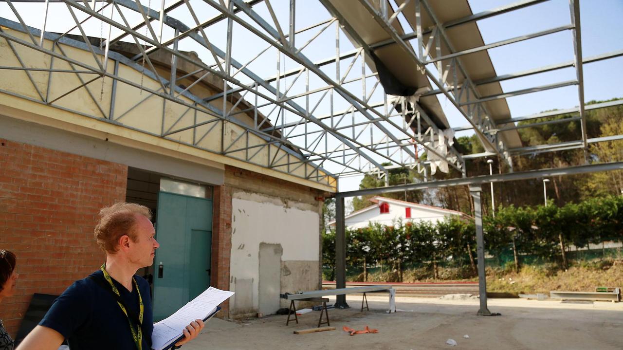 Un tecnico dell'Asl impegnato nei rilievi sul luogo dell'incidente (Foto Agenzia Carlo Sestini)