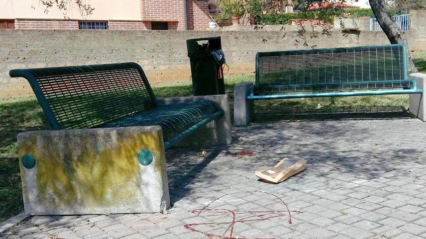 Alcune scritte a terra con del ketchup e dei rifiuti abbandonati in strada