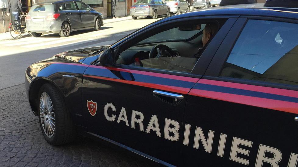  Un’auto dei carabinieri, intervenuti per i rilievi del furto a Marina di Cecina