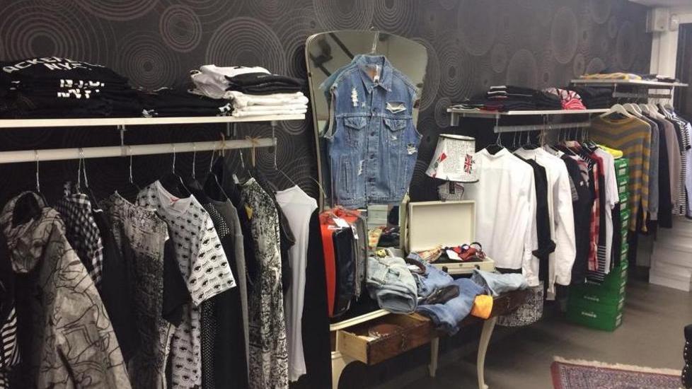 Vede “vecchi” ladri entrare di nuovo in negozio e li caccia