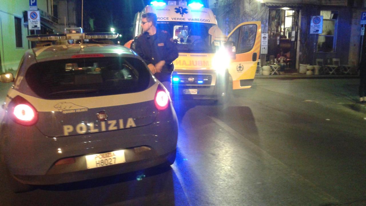 Polizia e ambulanza sul luogo dove l'uomo ha avuto il malore