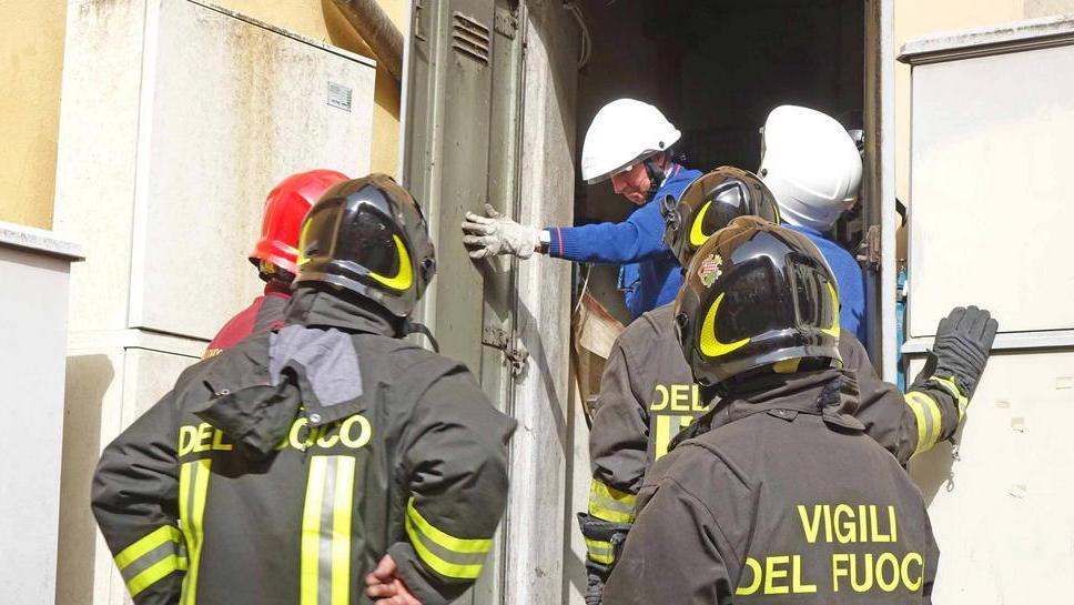 Fumo e scintille dalla centralina dell’Enel