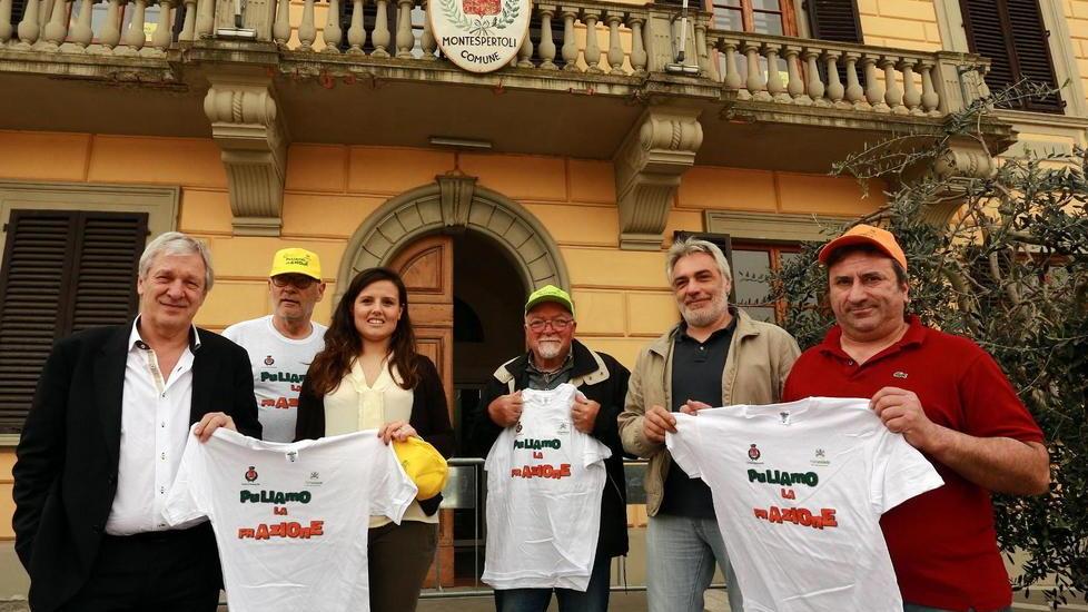 I volontari ripuliscono le frazioni