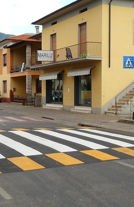 Due dissuasori di velocità in paese