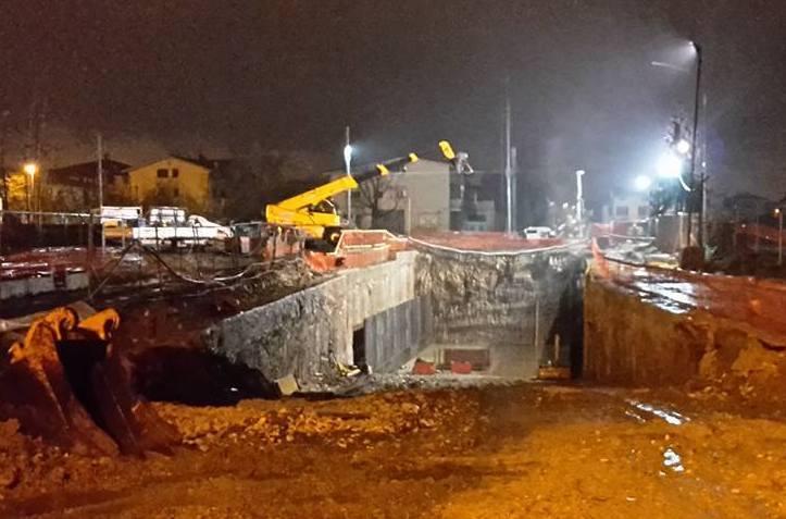 Due giorni senza treni si installa il monolite 