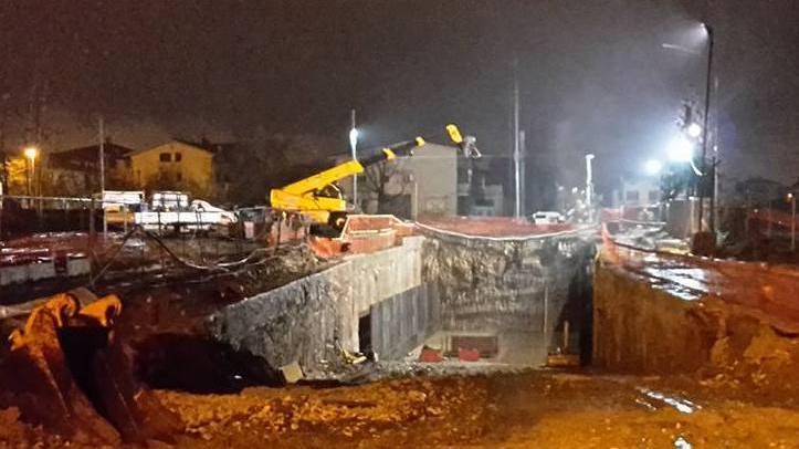 Due giorni senza treni si installa il monolite