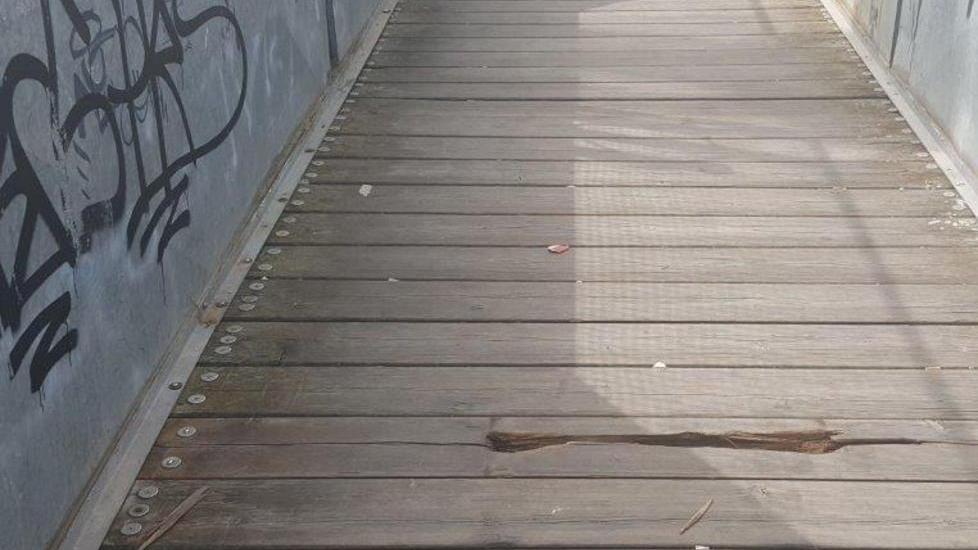 «Questa passerella sta cadendo a pezzi»