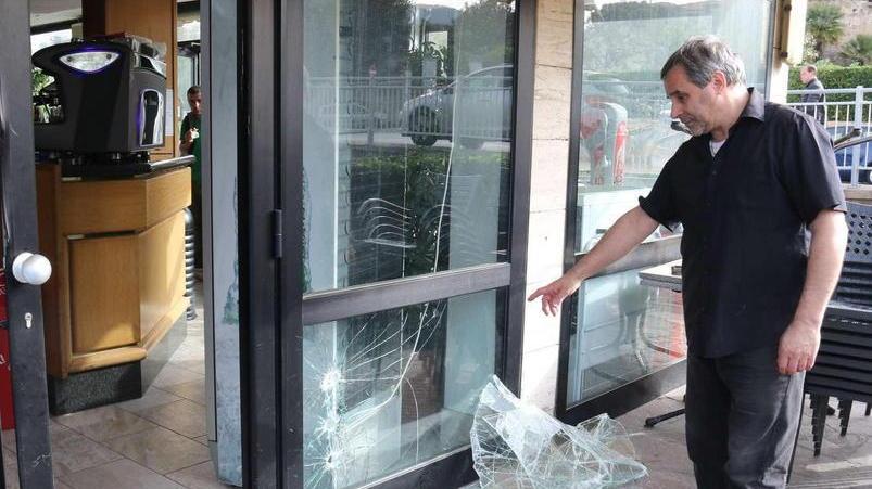Spaccata la vetrina di una baracchina: rubate le sigarette