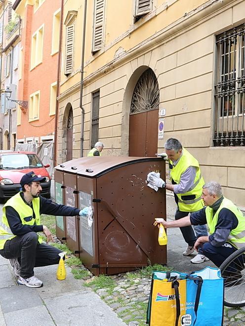 Volontari di VivereSicuri ripuliscono i cassonetti