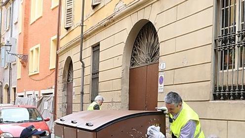 Volontari di VivereSicuri ripuliscono i cassonetti