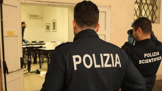 Colpisce il padre a martellate, arrestato