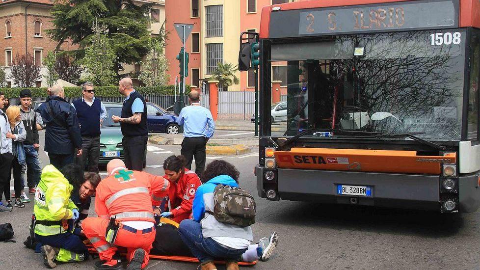 Studente travolto dall’autobus