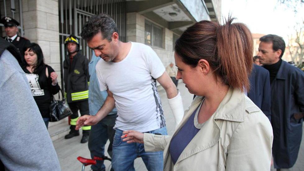 La protesta in municipio, a destra l'assessore Sandra Mei