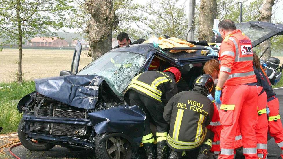 Scontro e testacoda, donna grave all’ospedale, paura per un bimbo