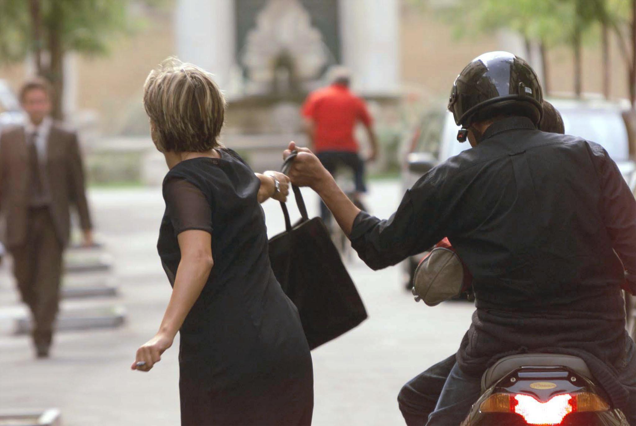Donna scippata in strada