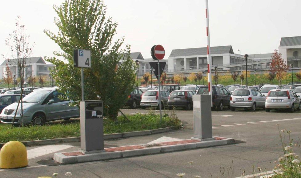 Ospedale di Baggiovara, graffia l’auto della collega odiata e finge di essere la vittima 