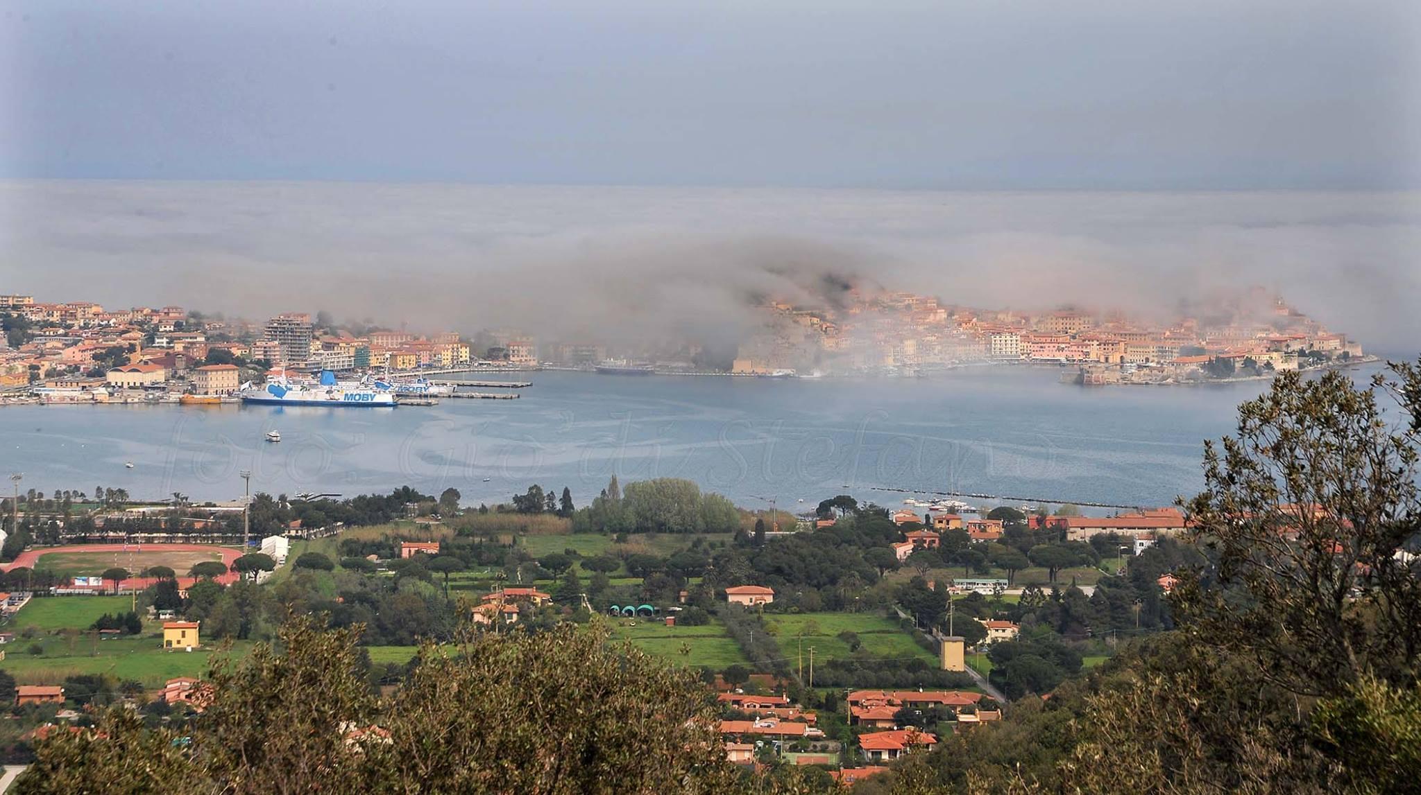Nebbia sulla rada di Portoferraio (foto Gio' Di Stefano)