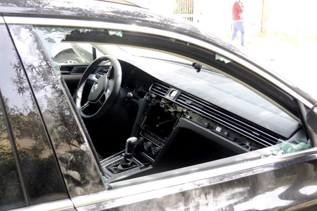 L'auto di Nogarin danneggiata dai ladri sotto casa sua ad Antignano (Pentafoto)