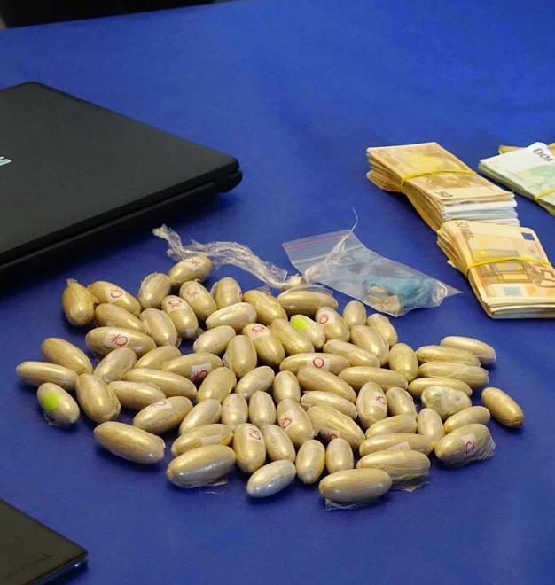 Spacciatore fermato sul Bisenzio e portato in ospedale con 14 ovuli di droga in pancia