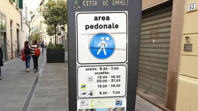 Un “vespasiano” in via Del Papa parte la protesta