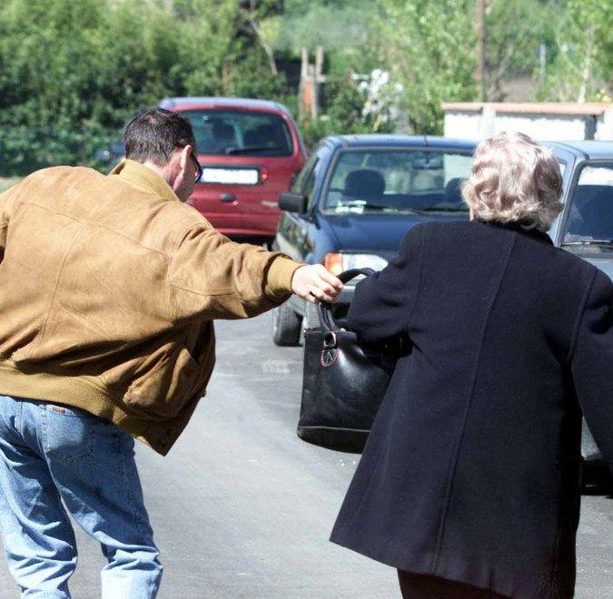 Aggredita e rapinata dell’orologio di valore da due giovani donne 