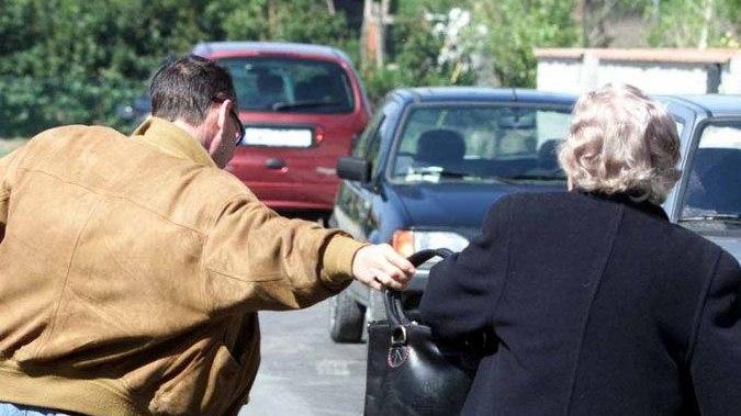 Aggredita e rapinata dell’orologio di valore da due giovani donne