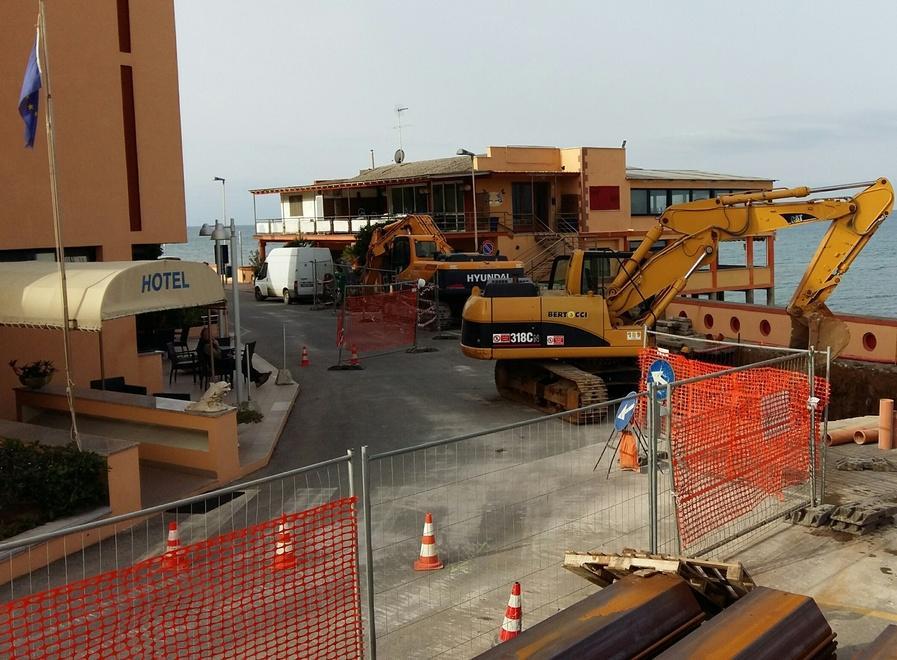 L’albergo è sotto assedio ruspe davanti all’entrata 