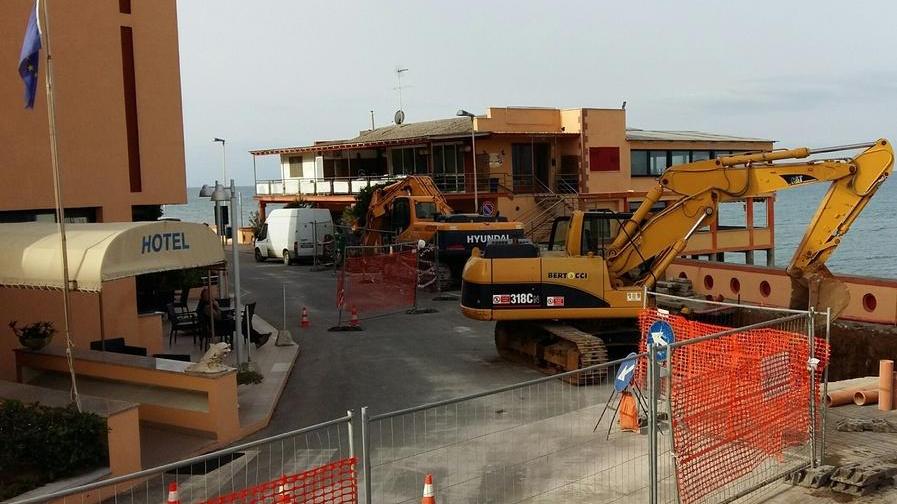 L’albergo è sotto assedio ruspe davanti all’entrata