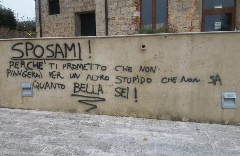 Proposta di matrimonio sul muro del palazzo
