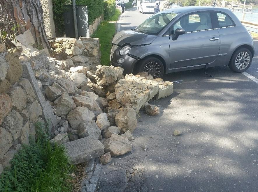 Si schianta con la 500 contro un muro 