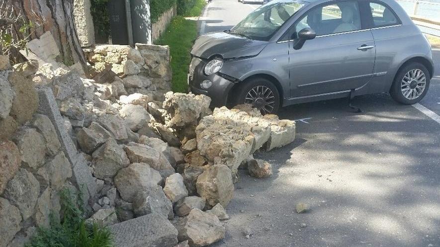 Si schianta con la 500 contro un muro