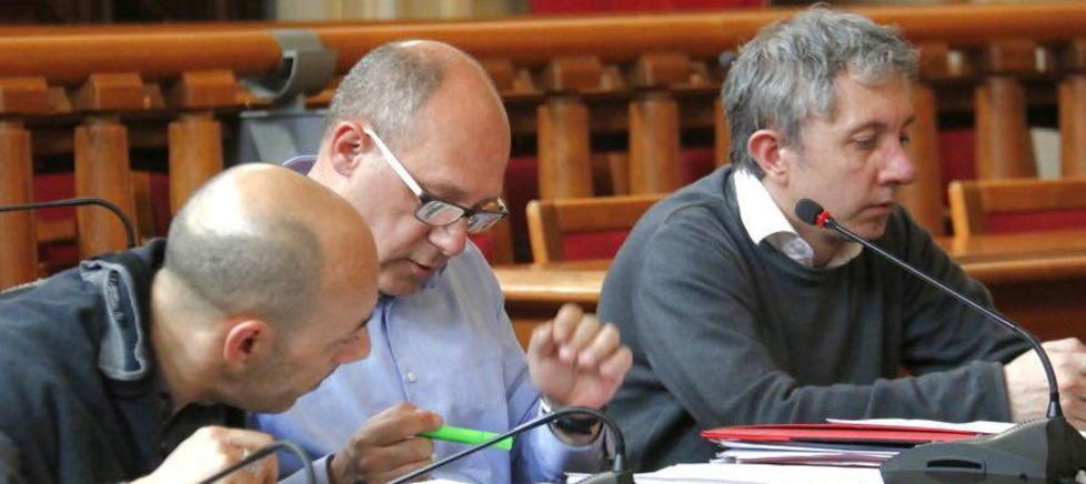 La maggioranza va sotto due volte 