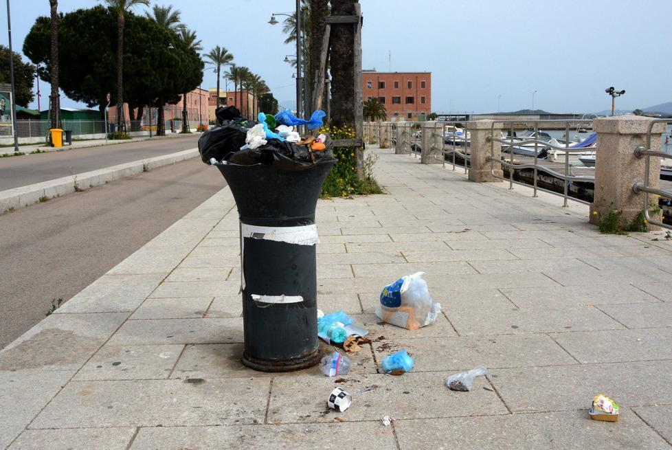 Rifiuti all’Isola Bianca, iniziato il servizio d’emergenza