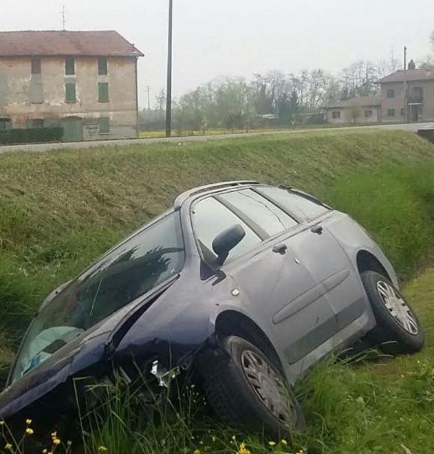 Auto finisce fuori strada, un ferito