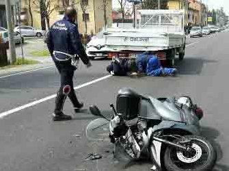 Scooter contro furgone, ferito un anziano 