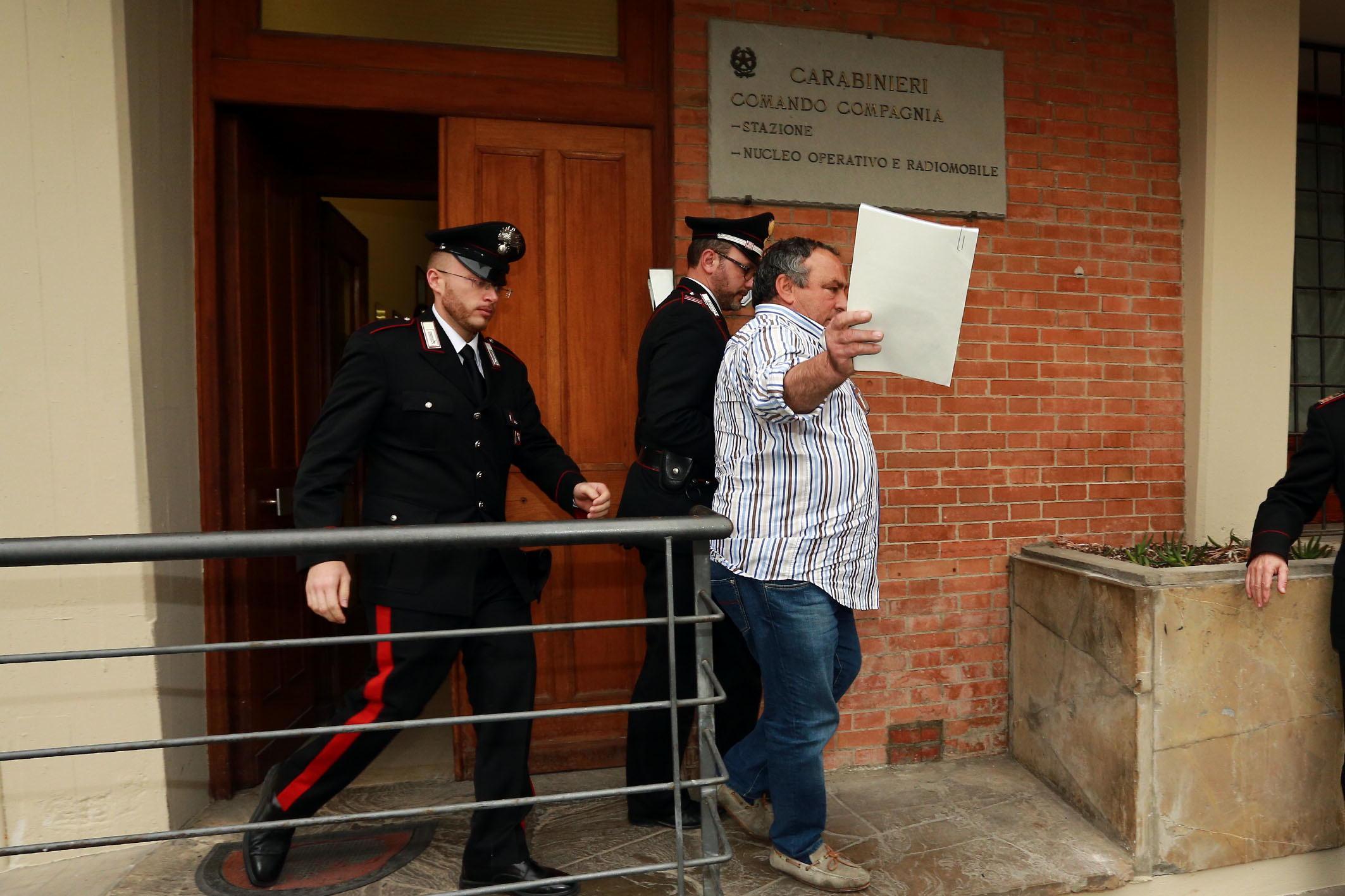 Uno degli arresti mentre esce dalla compagnia dei carabinieri 