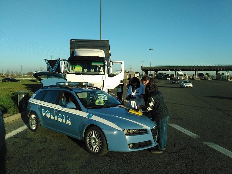 Reggio Emilia, scappa dopo un incidente ma si schianta contro un'altra auto 