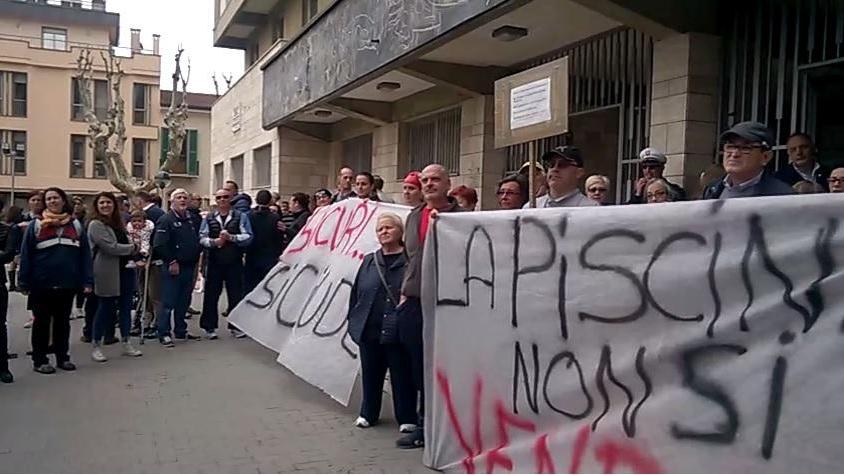 Le proteste davanti al municipio