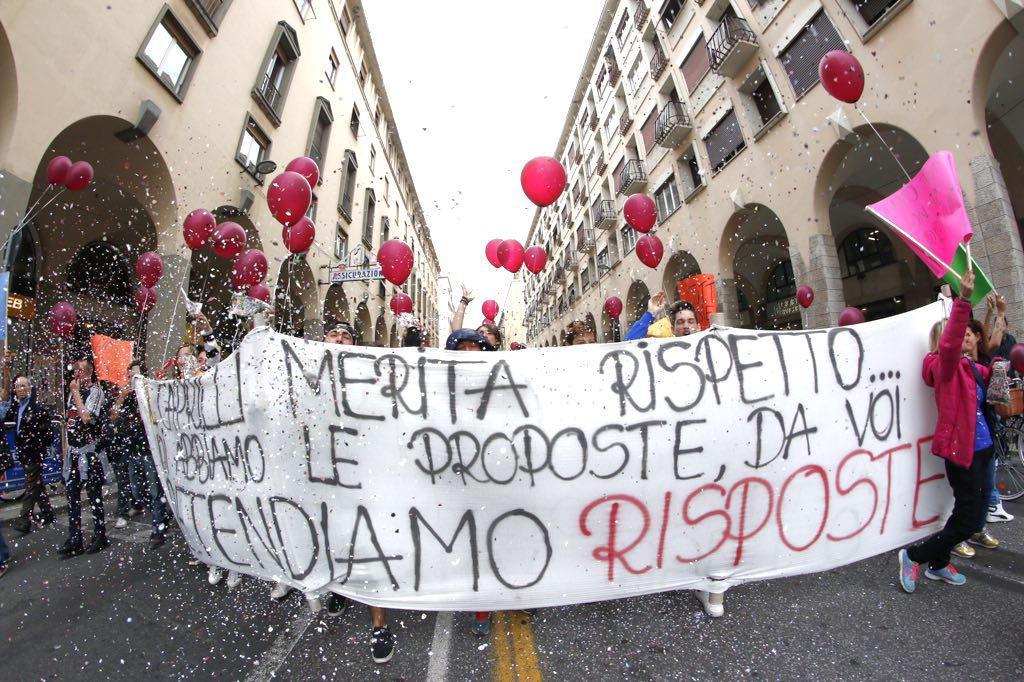 Il corteo contro la chiusura dell'ippodromo