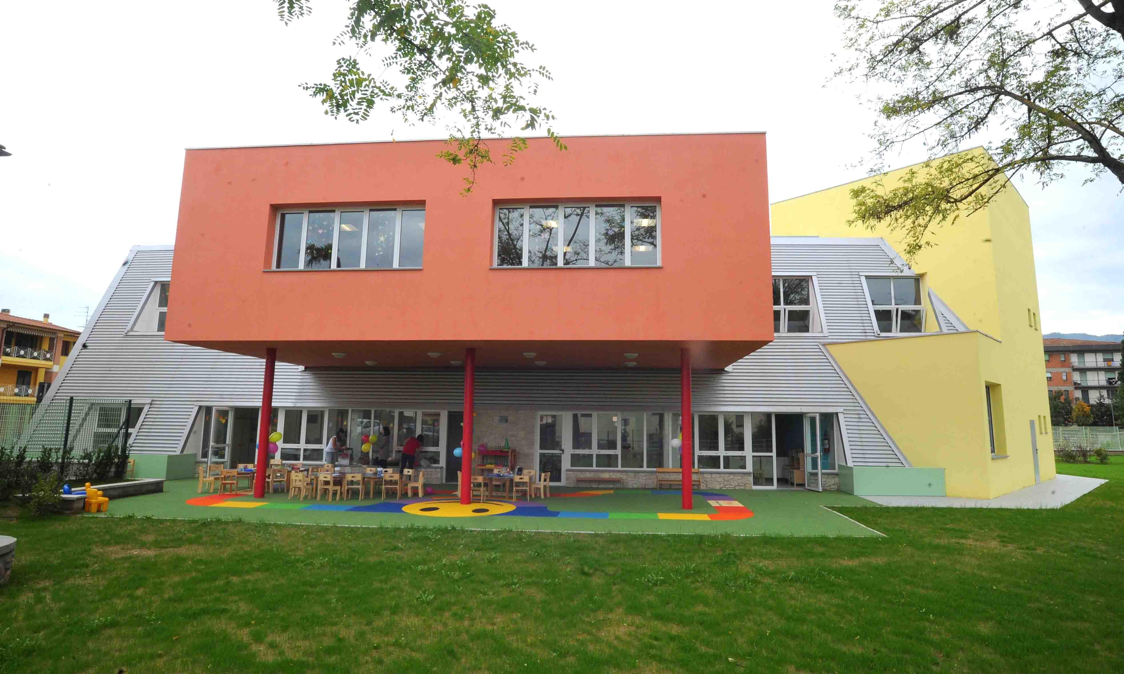 La scuola "Luciano Caramelli" ospita il nido e una sezione d'infanzia