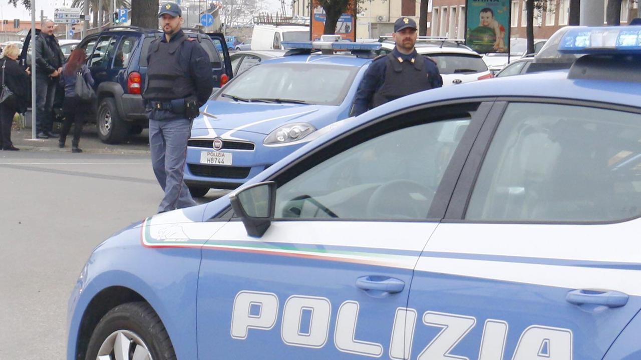 Agenti delle volanti della polizia al lavoro (foto di archivio)