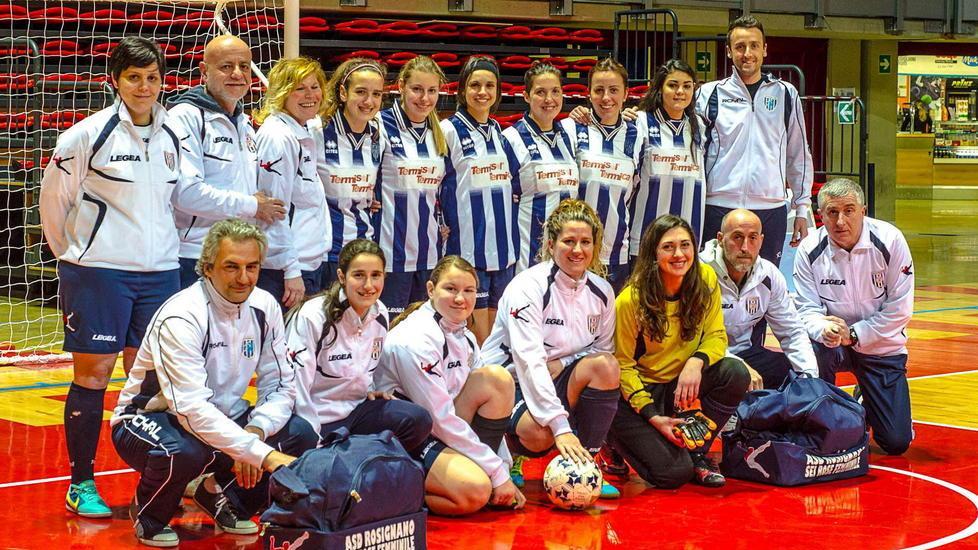 La squadra di calcio a 5 femminile del Rosignano Sei Rose