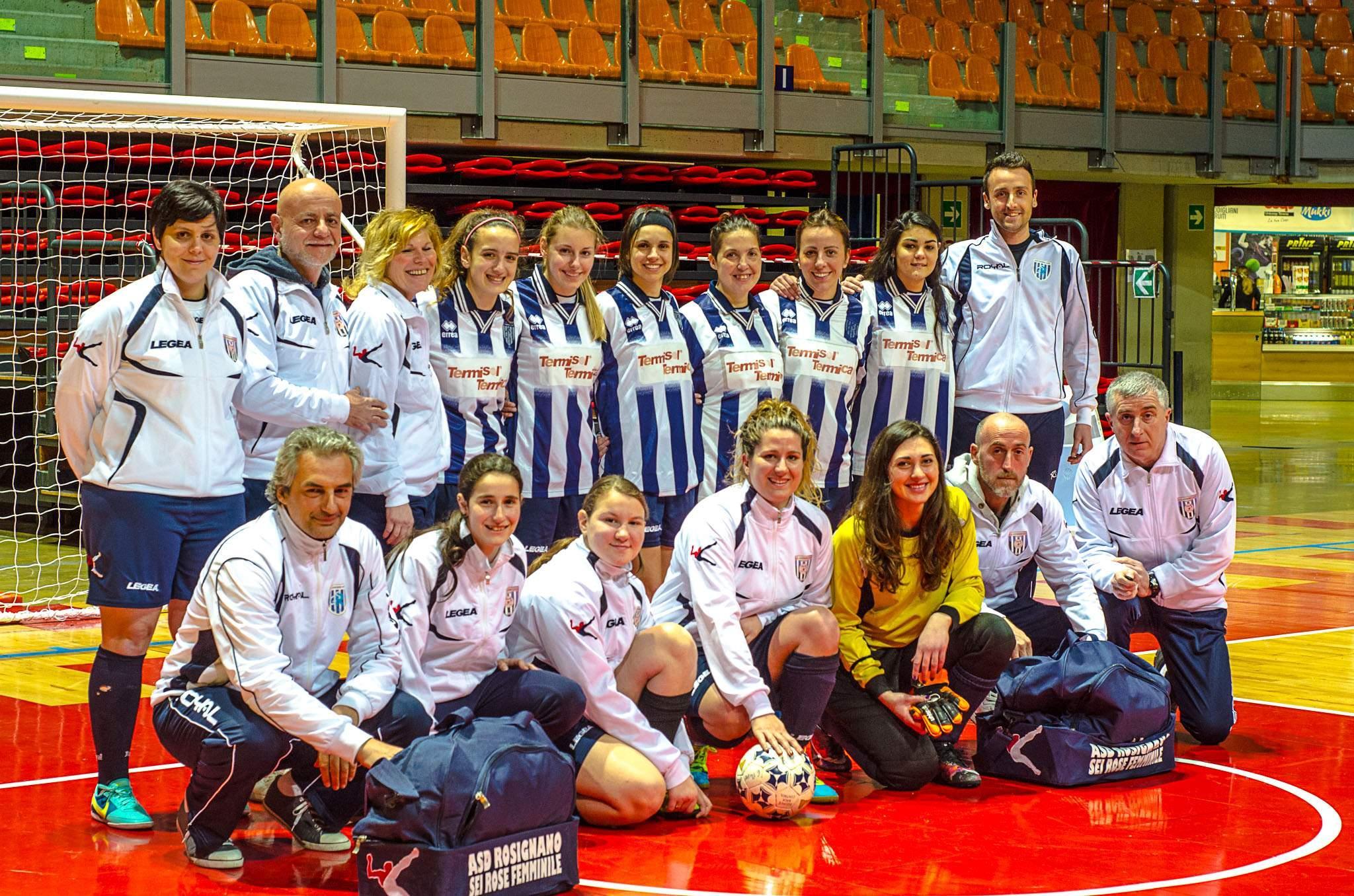 La squadra di calcio a 5 femminile del Rosignano Sei Rose